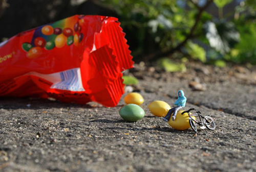 Tiny Hand Painted Figures by Slinkachu Tiny Hand Painted Figures by Slinkachu
