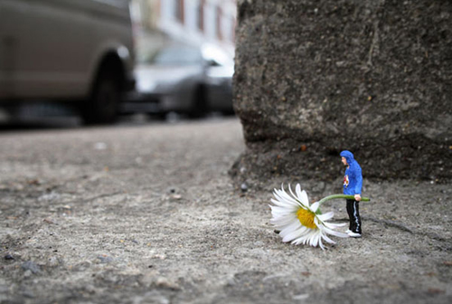 Tiny Hand Painted Figures by Slinkachu Tiny Hand Painted Figures by Slinkachu