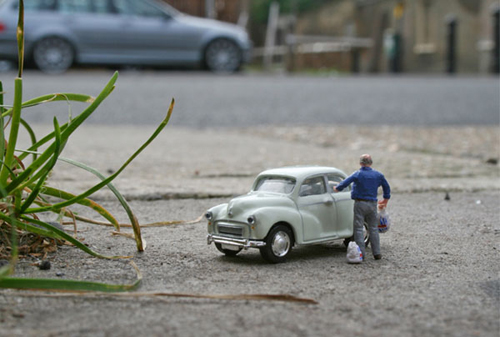 Tiny Hand Painted Figures by Slinkachu Tiny Hand Painted Figures by Slinkachu