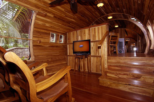 Salvaged Boeing 727 Airplane Converted into Hotel Room